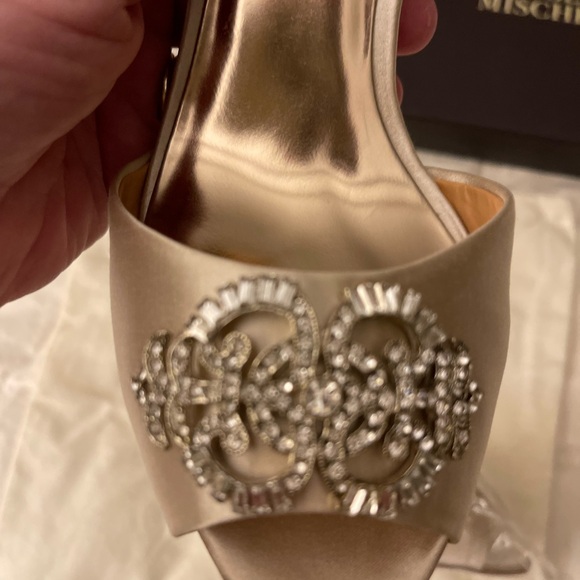 Badgley Mischka Embelished peep toe 3 inch heels in champagne satin - Picture 4 of 7